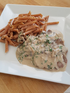 Una foto de Solomillo de ternera al horno en salsa cremosa de champiñón y pasta