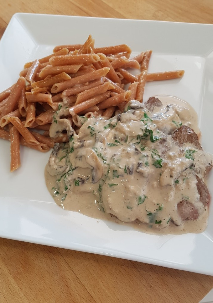 Una foto de Solomillo de ternera al horno en salsa cremosa de champiñón y pasta