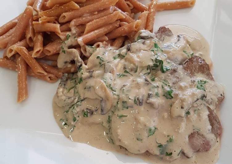 Solomillo de ternera en salsa cremosa de champiñón y pasta