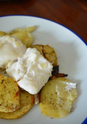 Una foto de Merluza al horno con patatas panaderas