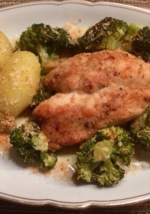 O poză a rețetei Piept de pui în sos de muștar cu broccoli.