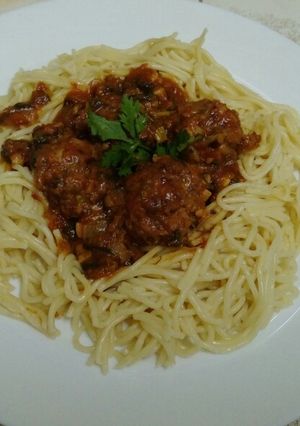 A picture of Spaghetti with meat balls.