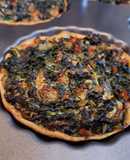 Tarteletas de espinaca, cebolla, morrón y queso rallado