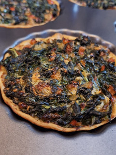 Una foto de Tarteletas de espinaca, cebolla, morrón y queso rallado