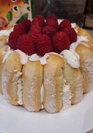 Une photo de Charlotte aux fraises et framboise