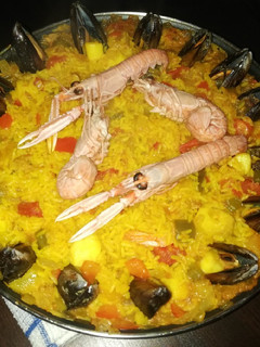 Una foto de Paella de marisco