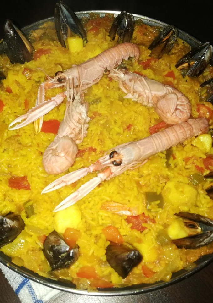 Una foto de Paella de marisco