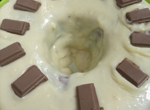 Foto de Bolo de simples com brigadeiro branco
