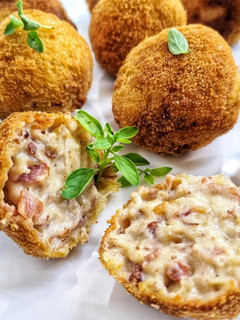Una foto de Croquetas con bacon y dátiles