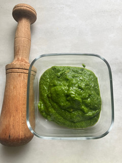 Una foto de Pesto de rúcula y avellanas crudas