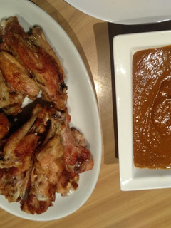 Una foto de Alitas de pollo crocantes con salsa picante