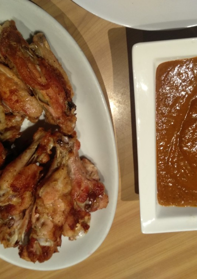 Una foto de Alitas de pollo crocantes con salsa picante