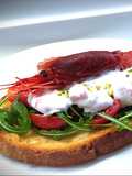 Bruschetta con tartare di gambero rosso di Mazara, burrata e insalatina