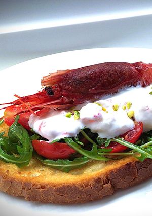 Foto di Bruschetta con tartare di gambero rosso di Mazara, burrata e insalatina