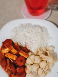Una foto de Salchichas en salsa, con queso