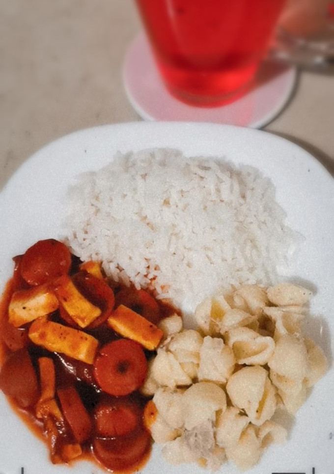Una foto de Salchichas en salsa, con queso