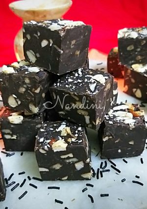   ड्राई फ्रूट चॉकलेट फ़ज (Dry fruit Chocolate fudge recipe in Hindi) रेसिपी मुख्य फोटो