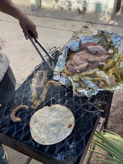 Una foto de Y carne asada también