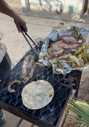 Una foto de Y carne asada también