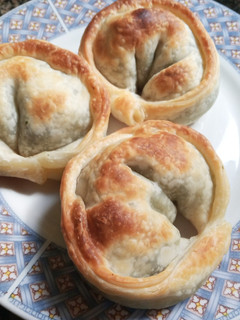 Una foto de Empanadas de verdura y salsa blanca