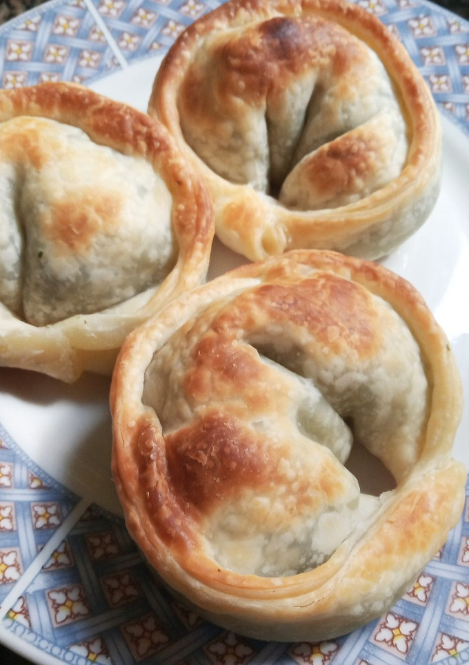 Una foto de Empanadas de verdura y salsa blanca