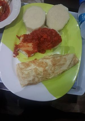 A picture of Fried egg with boiled yam and stew.