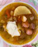 Солянка з м’ясом та сосисками