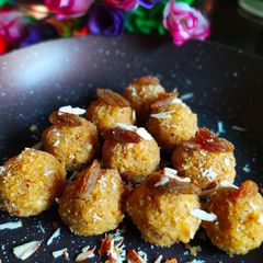 A picture of Coconut ladoos.