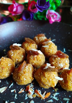A picture of Coconut ladoos.