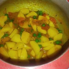 A picture of Aloo matar.