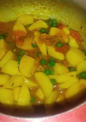 A picture of Aloo matar.