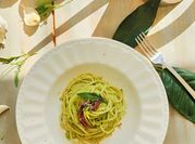 Una foto di insalata di rucola
