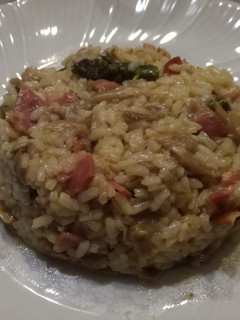 Una foto de Arroz con setas y espárragos trigueros