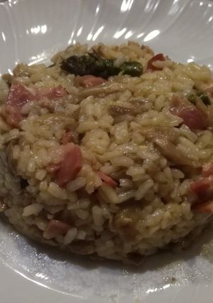 Una foto de Arroz con setas y espárragos trigueros