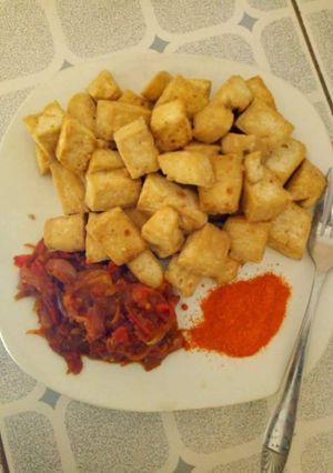 A picture of Fried yam with sauce and dry red  pepper.