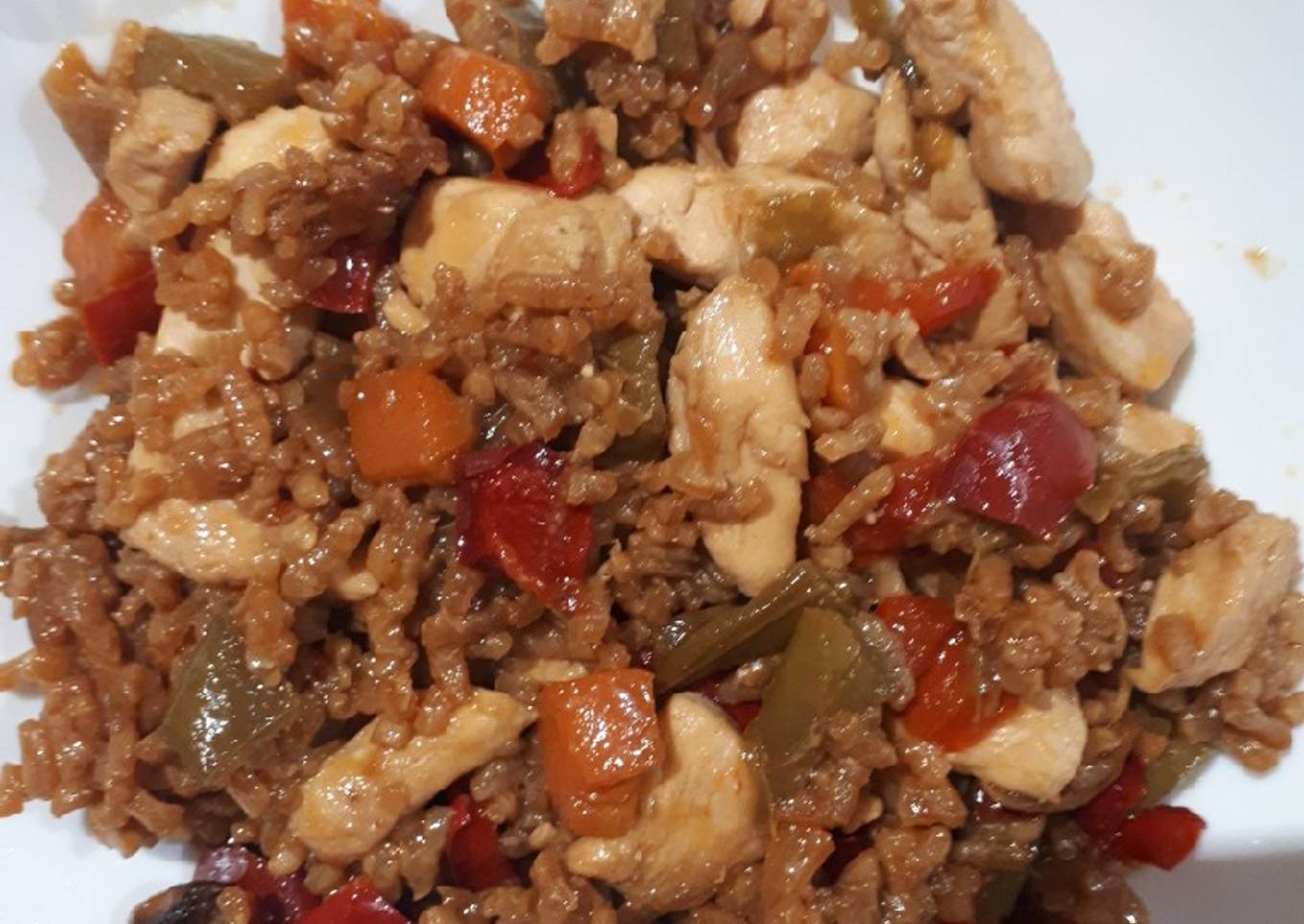 Arroz frito con verduras y pollo con salsa de soja