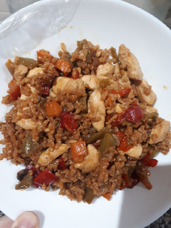 Una foto de Arroz frito con verduras y pollo con salsa de soja
