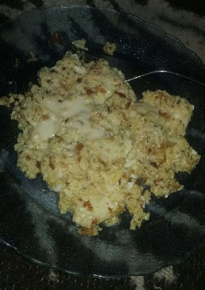 Una foto de Huevos revueltos con queso