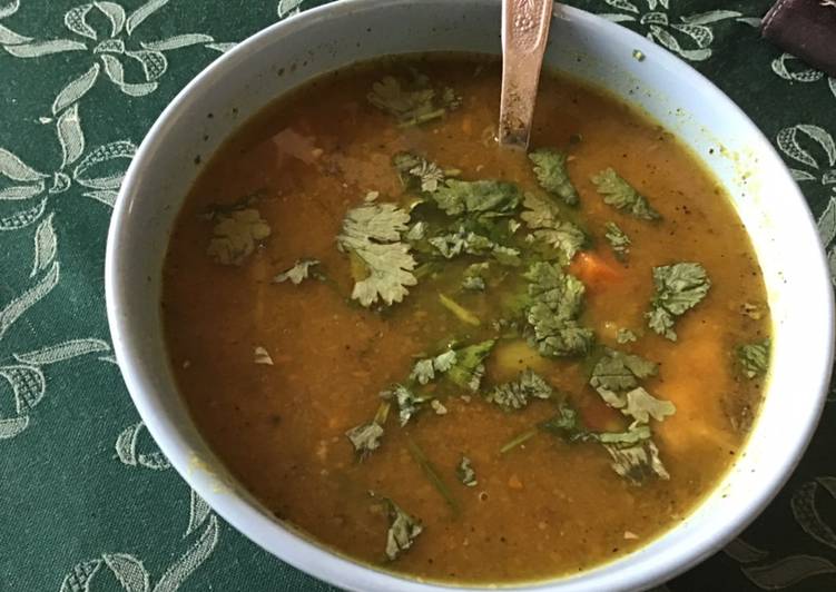 Comment Servir Soupe carottes pommes de terre et tomates à la coriandre