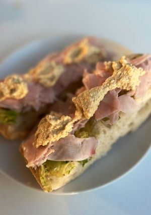 Una foto de Tostada de guacamole, pavo y hummus