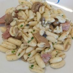 A picture of Cavatelli con guanciale e funghi.