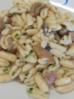 A picture of Cavatelli con guanciale e funghi.