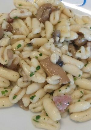 A picture of Cavatelli con guanciale e funghi.