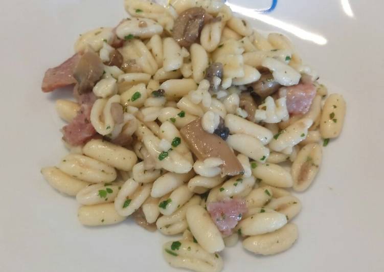 Easiest Way to Prepare Homemade Cavatelli con guanciale e funghi