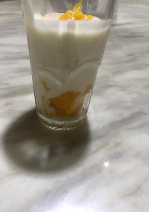 A picture of Mango and yogurt.