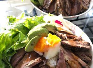 Una foto de Tazón de arroz de carne asada Japonés ROSTOBIEF - DON 🇬🇧🇺🇾🇯🇵ローストビーフ丼