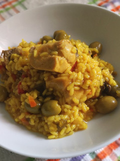 Una foto de Arroz con pollo, verduras y aceitunas a la pimienta