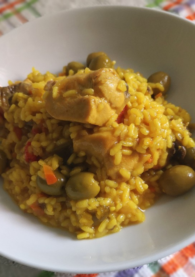 Una foto de Arroz con pollo, verduras y aceitunas a la pimienta