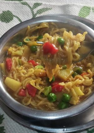 वेजी नूडल्स (veggie noodles recipe in Hindi) रेसिपी मुख्य फोटो