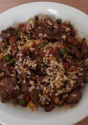 Tavaszias csirkemáj pörkölt bulgurral recept fotója